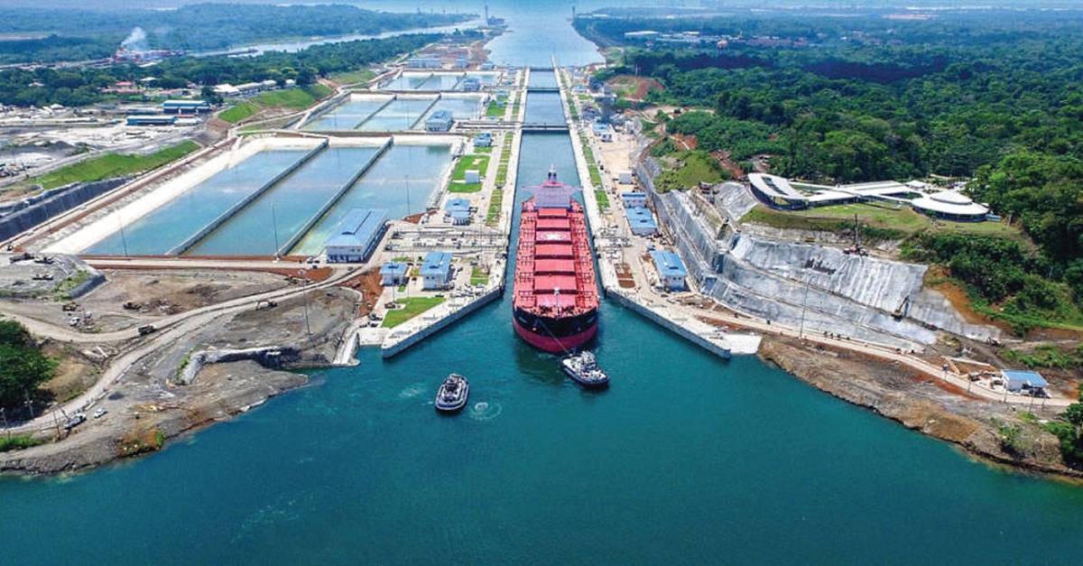 Mar Rosso bloccato dai raid e Canale di Panama a secco: ecco cosa si rischia