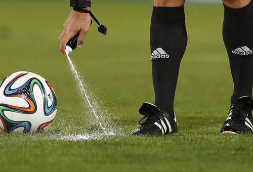 La Fifa rischia grosso per gli spray degli arbitri: maxi multa in arrivo