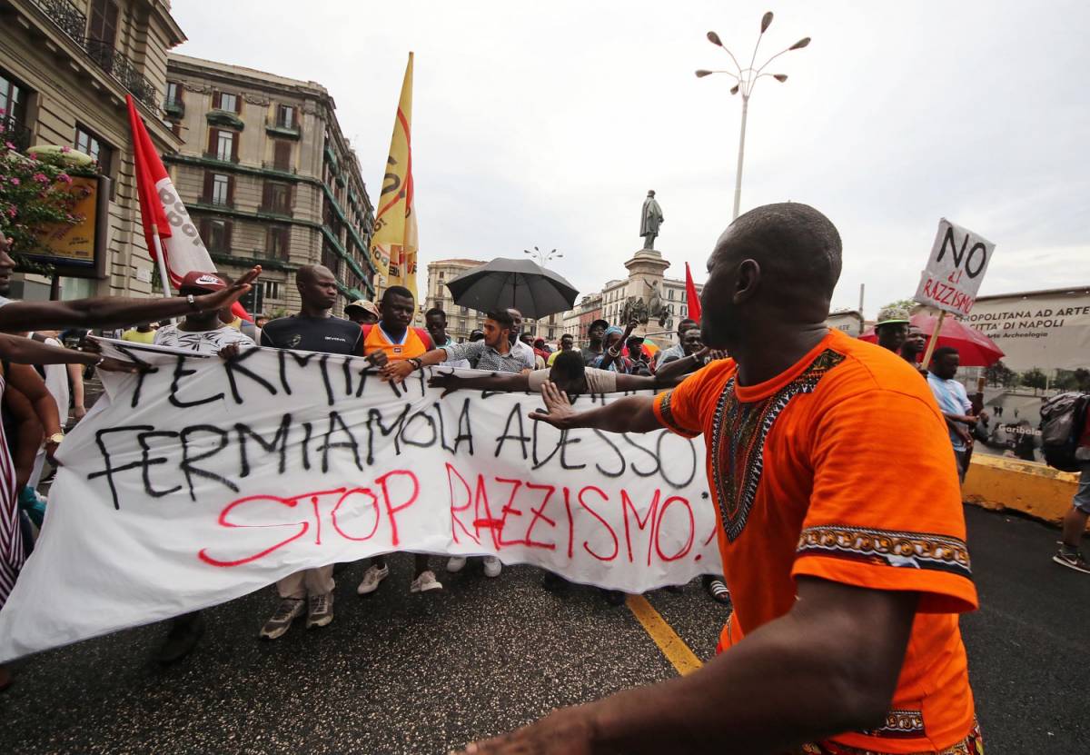 Gli antagonisti aizzano i migranti. In piazza volano insulti: "Lega e Salvini m..."