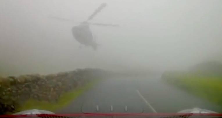 Tra la nebbia spunta elicottero: automobilista frena a pochi metri