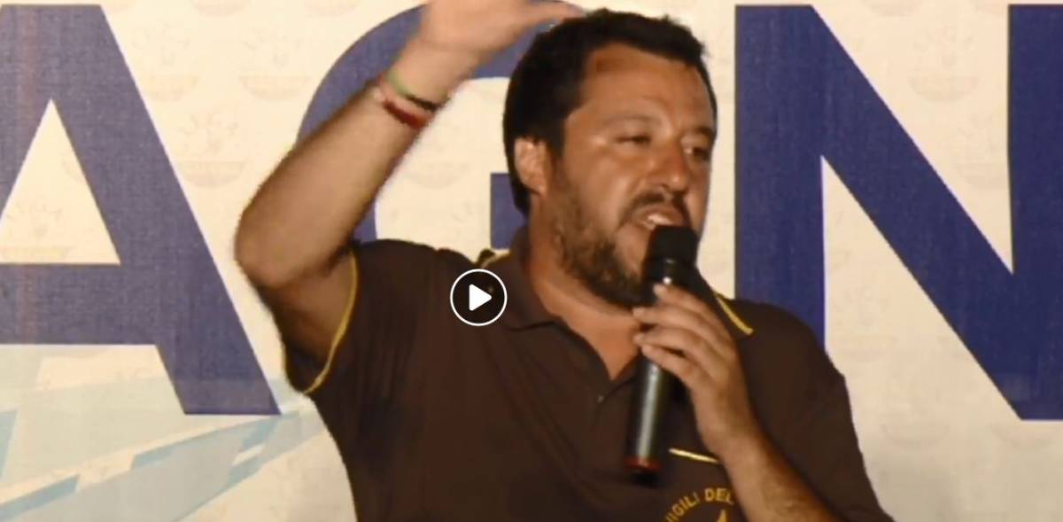 "Ora le do il microfono così...". Salvini litiga con la signora in platea
