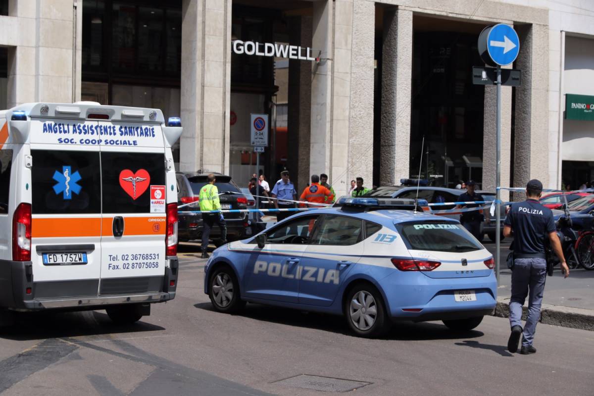 Tragedia al centro di Milano: ragazzo cade da palazzo e muore sul colpo in San Babila. C’è anche ipotesi suicidio