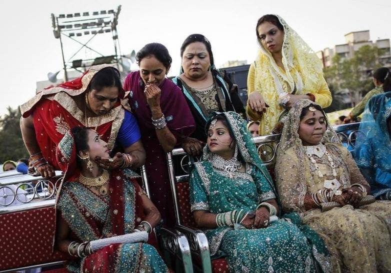 Gb, gestione migranti sbagliata: "Tollerano i matrimoni forzati"