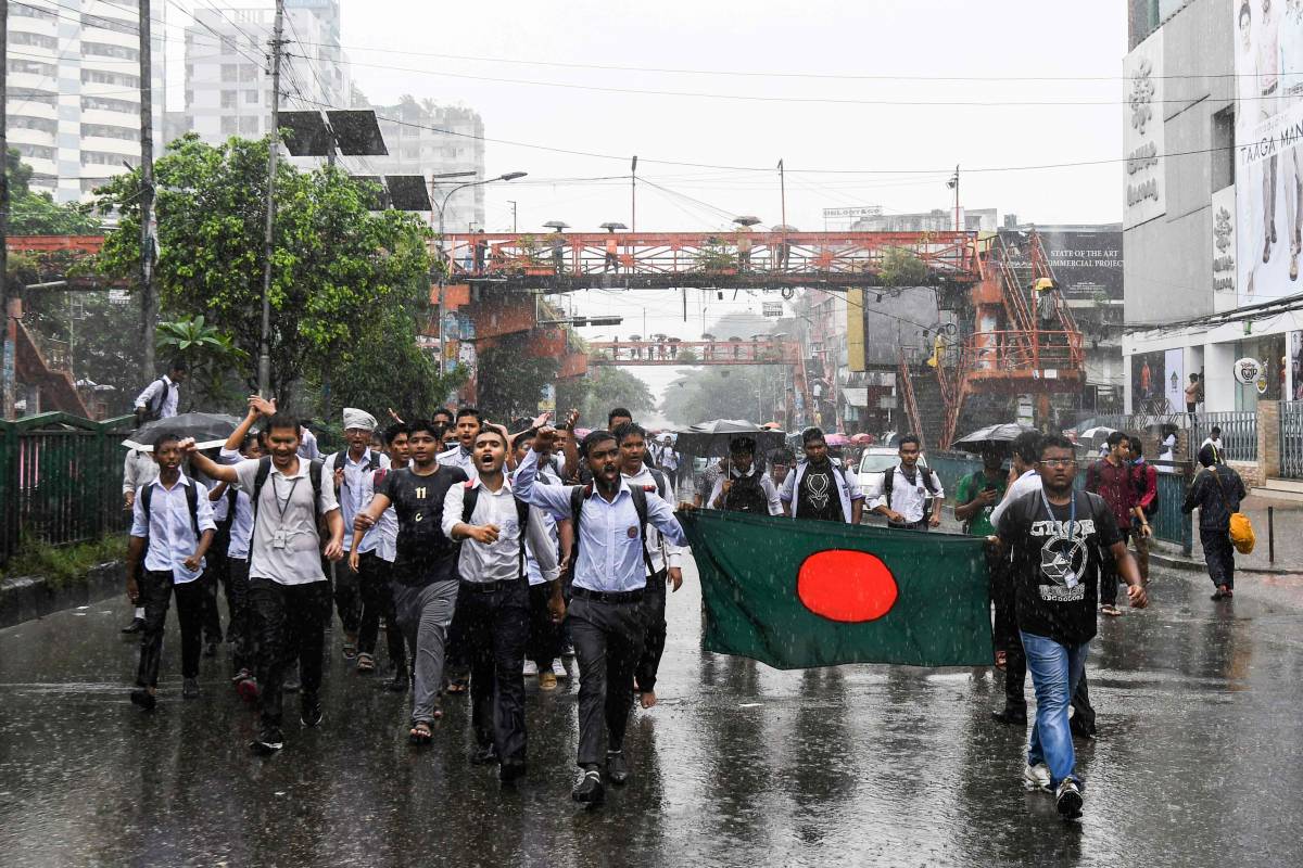 Studenti-vigili controllano auto e patenti. La protesta "stradale" blocca il Bangladesh
