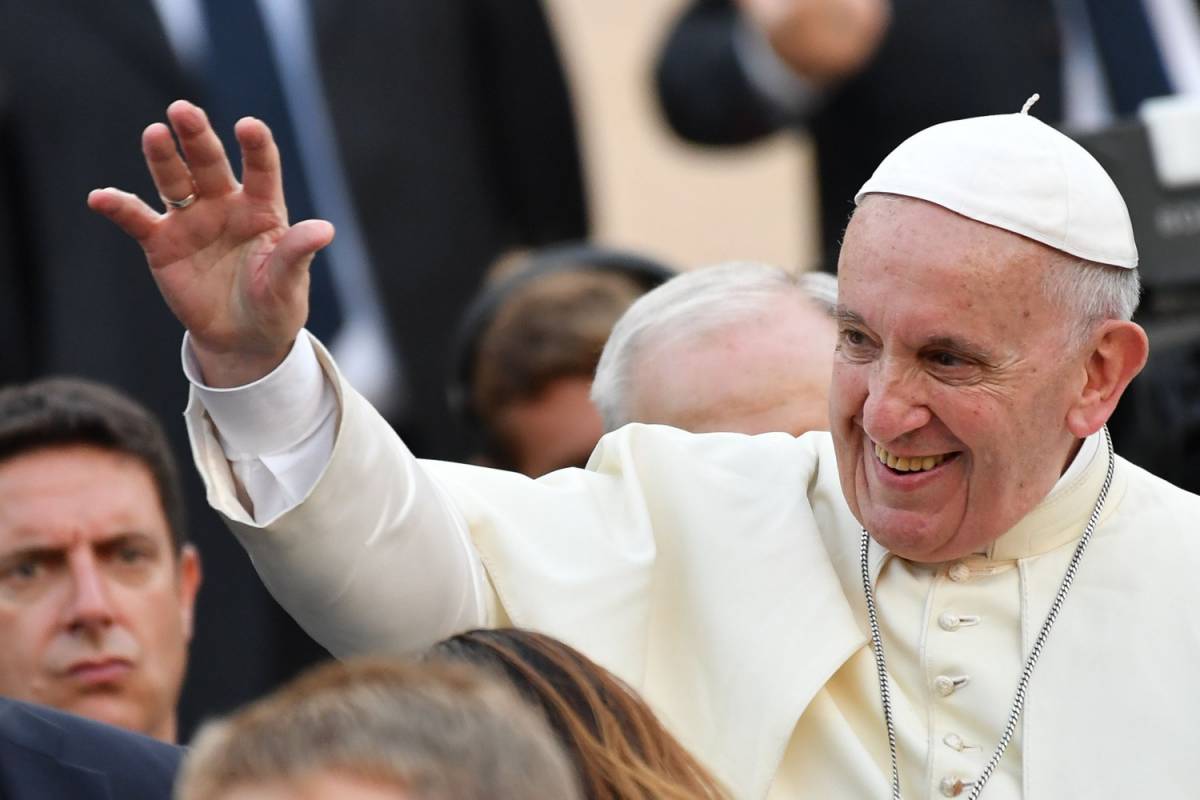 Papa Francesco tuona: "Potere e denaro illusioni che schiavizzano"