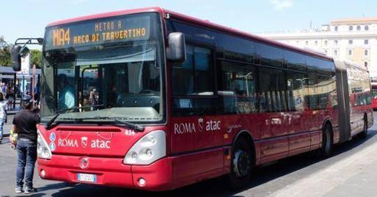 Bus preso a sassate nella rimessa Atac alla Magliana