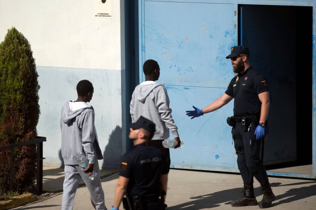 Sbarchi, Spagna già si pente: niente feste e regole più dure per i migranti