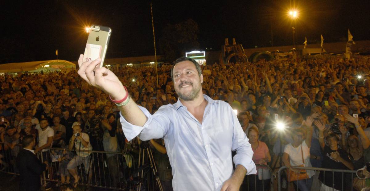 Rom, Salvini con la capotreno: "Difende diritto alla sicurezza"