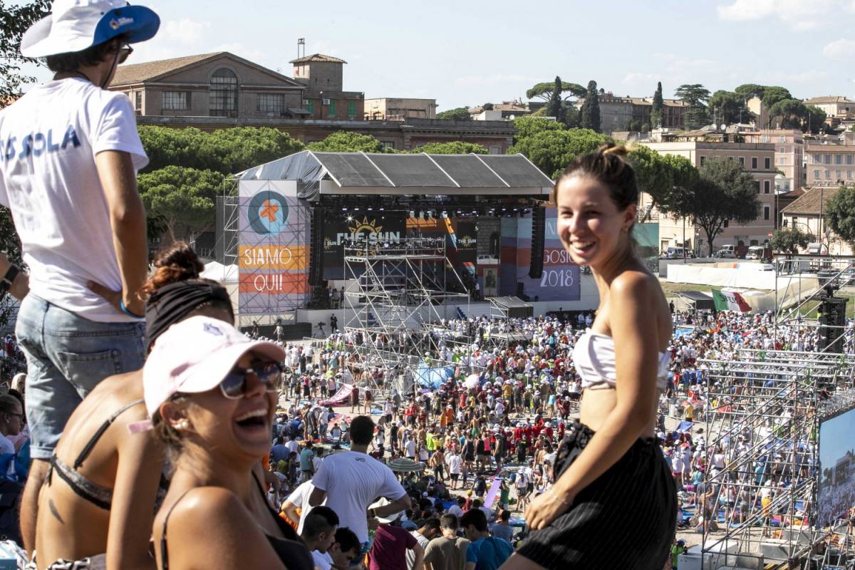 Il Papa incontra i giovani: in migliaia all'incontro al Circo Massimo