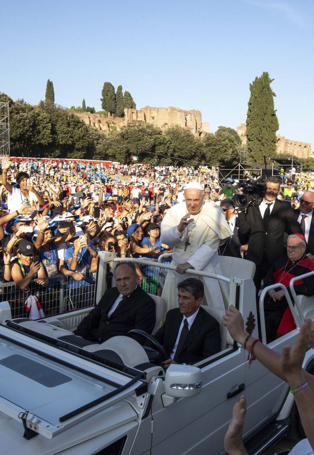 Cosa ci insegnano 70mila giovani in coda per il Papa