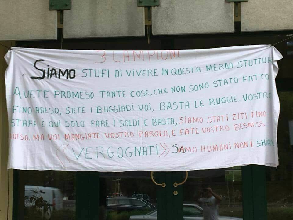 Garda, un'altra protesta degli immigrati: "Stanchi di questa struttura di m..."