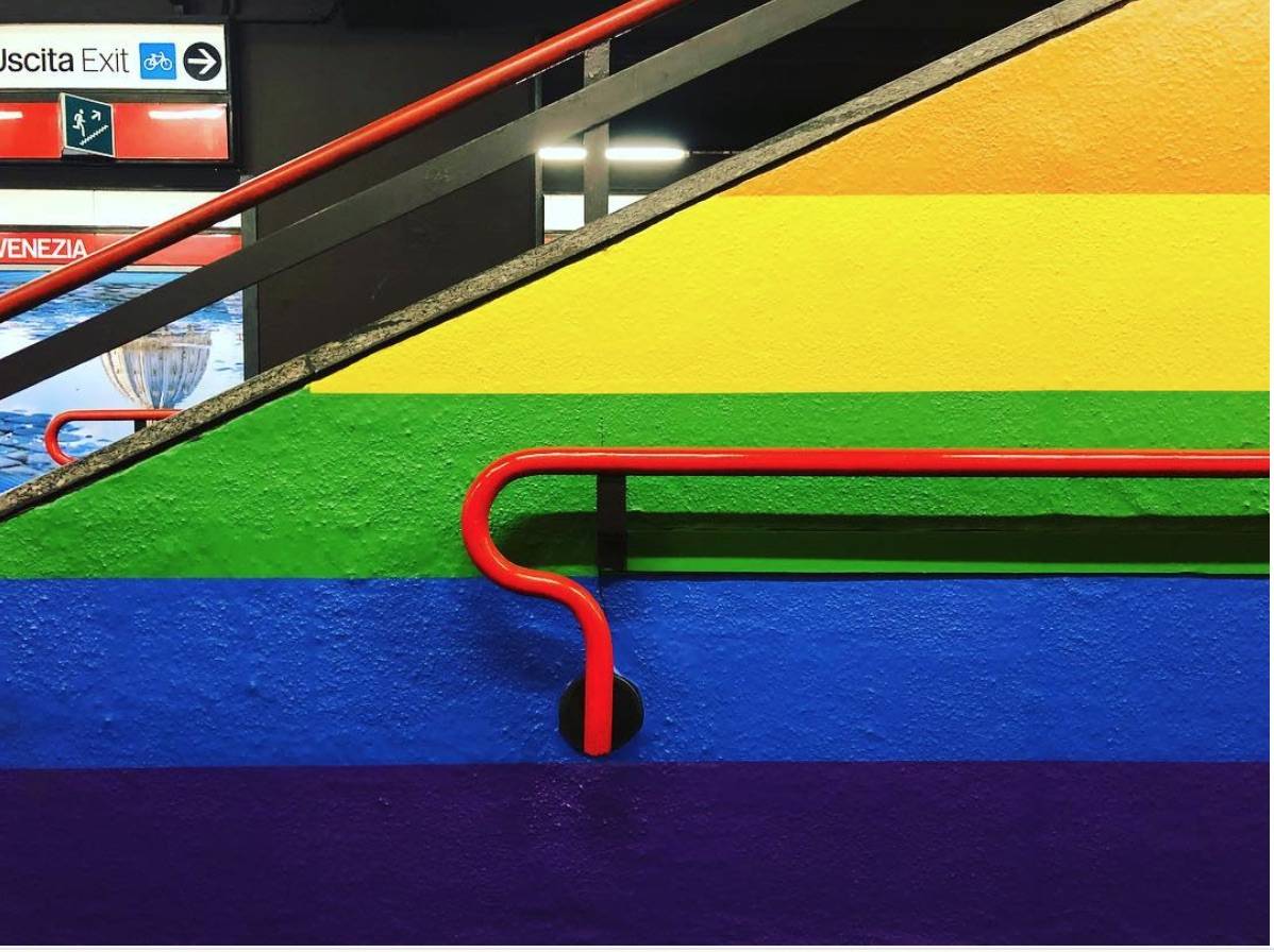 Fermata della metro dedicata ai gay: Porta Venezia resta arcobaleno