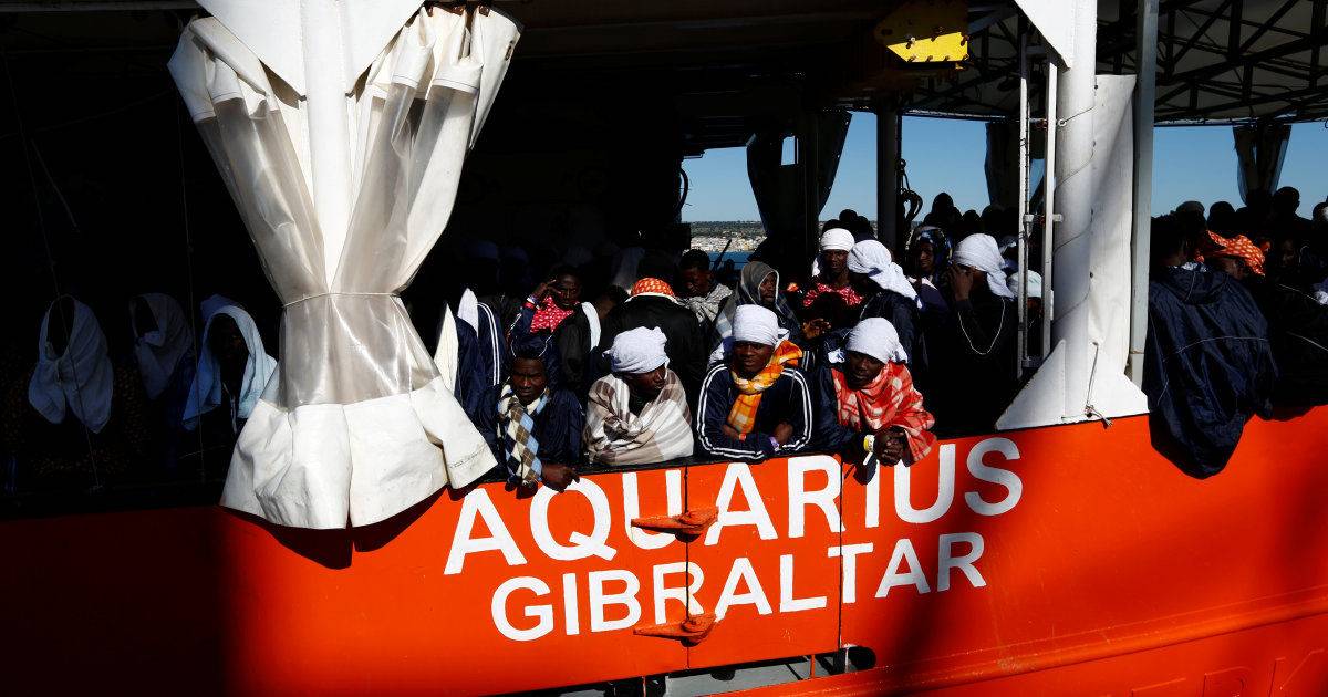 Migranti, ora la Aquarius cambia nome. ​Ma Salvini: "Non sbarcherà in Italia"