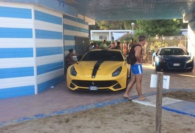 Balotelli parcheggia la Ferrari sulla spiaggia