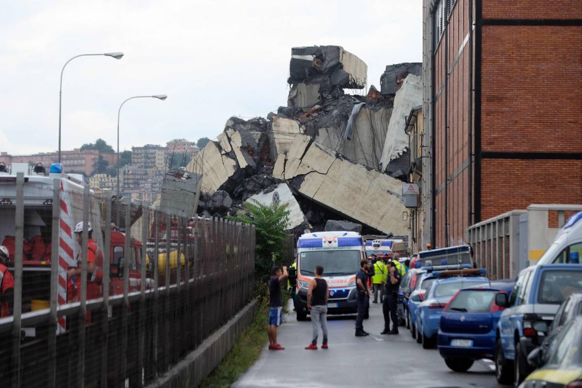 Genova, un testimone: "Ho visto crollare il ponte davanti a me"