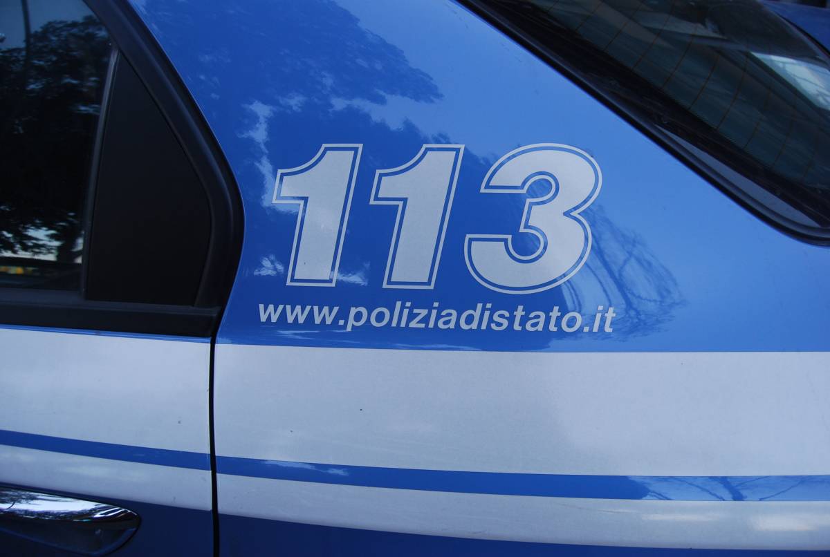 Lecce, pattuglia della polizia travolta da un'auto in corsa