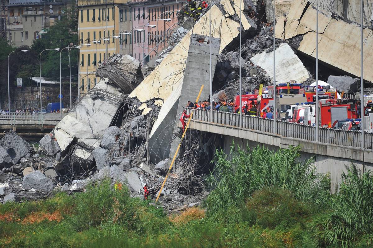 Genova, la testimone: "Ho visto cavi staccarsi Poi il ponte è crollato"