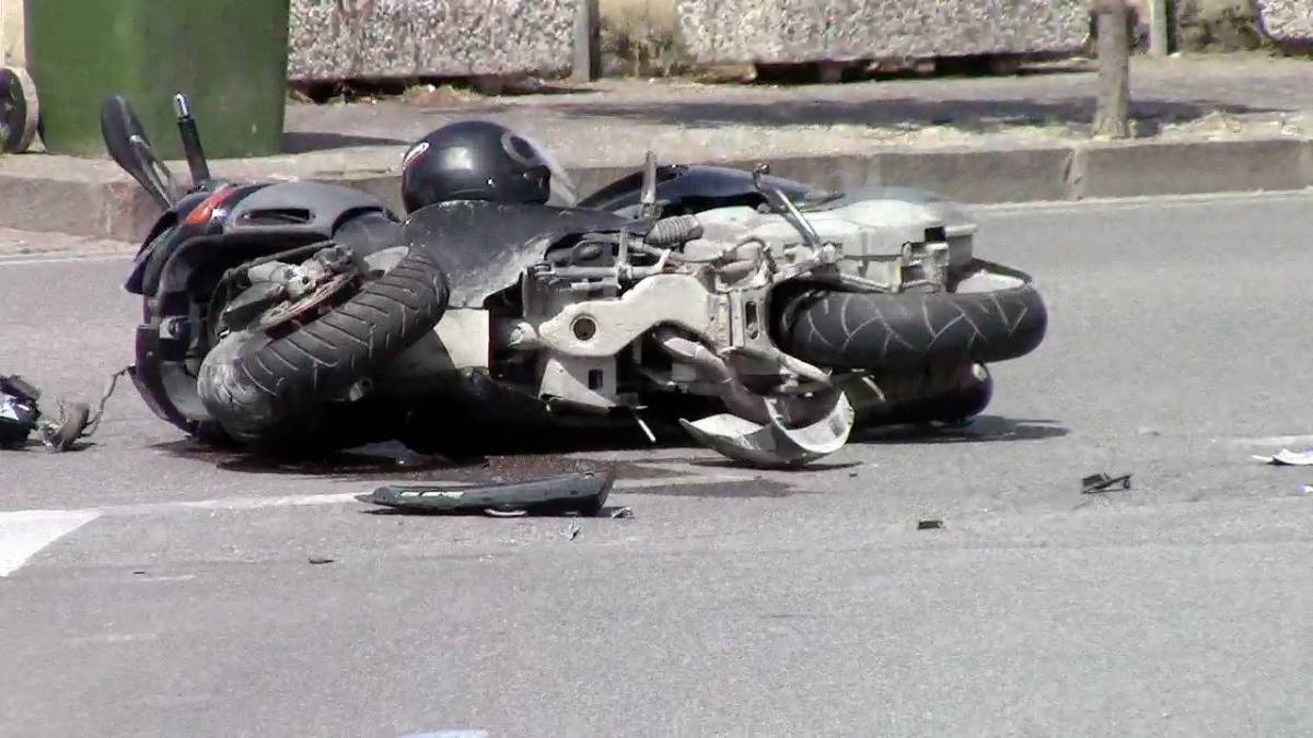 Napoli, sparge olio sulla strada e guarda cadere gli scooter