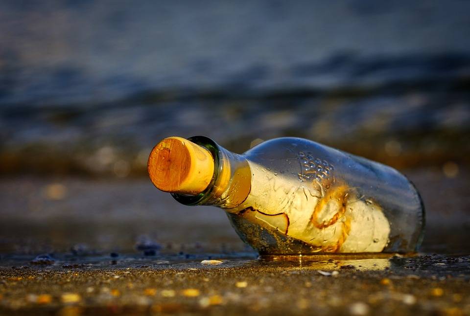 Messaggio racchiuso in una bottiglia e affidato al mare