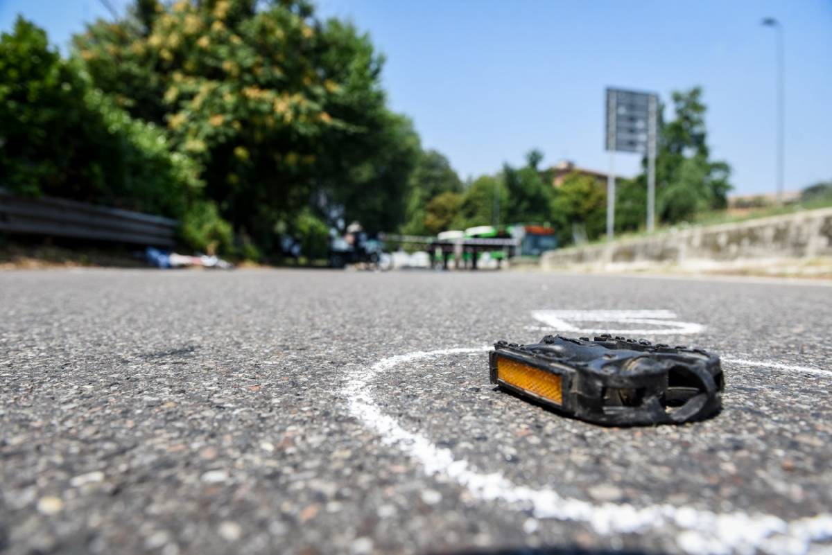 Lecce, ciclista trovato in fin di vita sull'asfalto: indaga la polizia