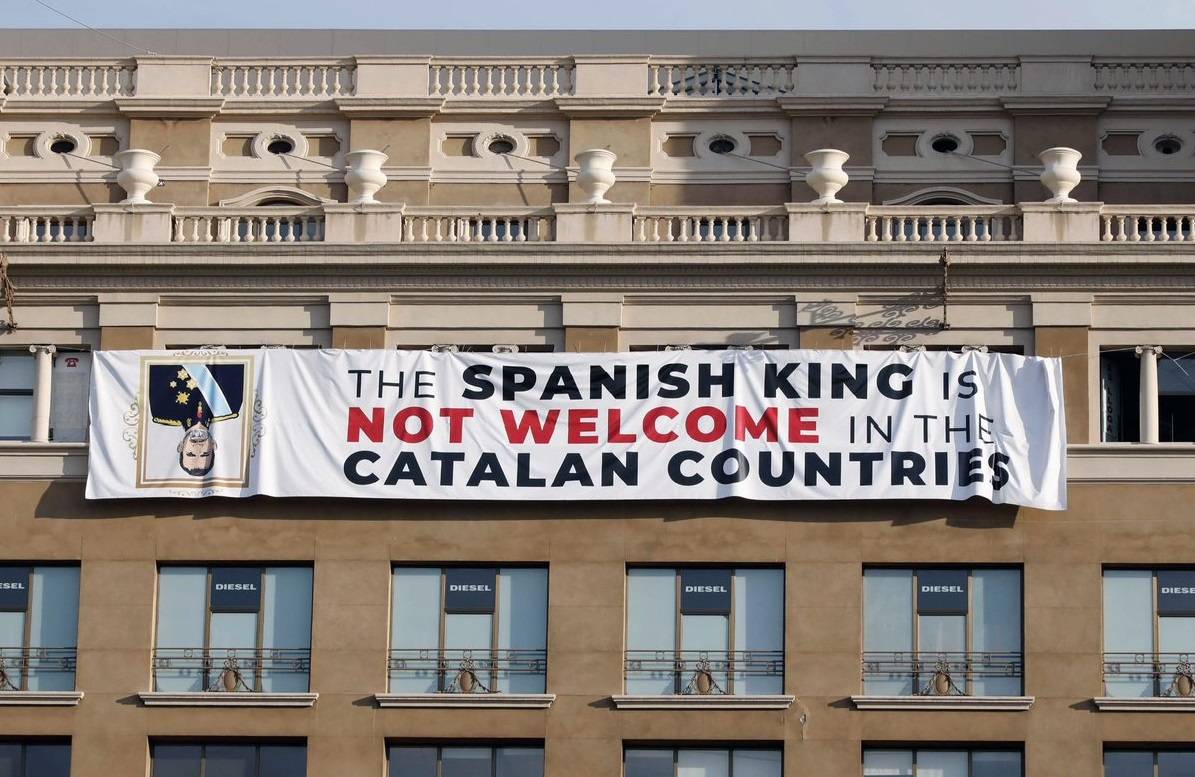 Barcellona, striscione contro il re nel giorno del ricordo della strage jihadista: "Non sei il benvenuto"