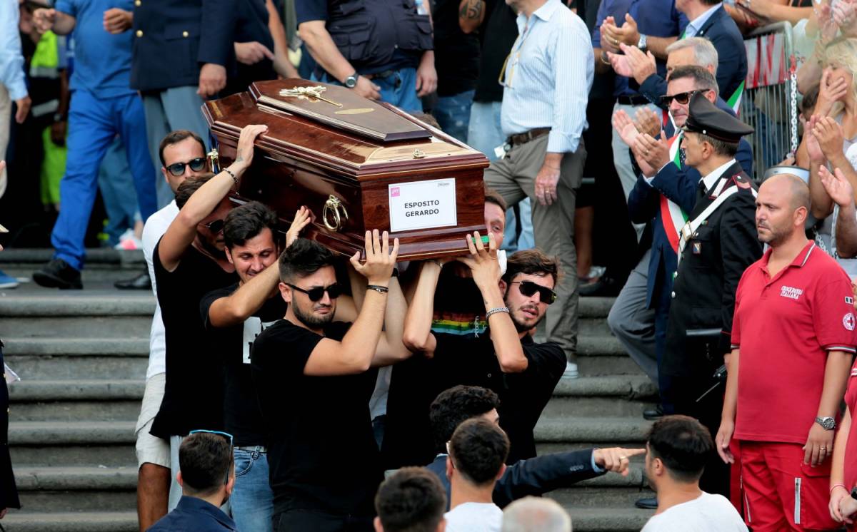 Torre del Greco, i funerali dei 4 amici. Un papà: "Mio figlio è stato ucciso"