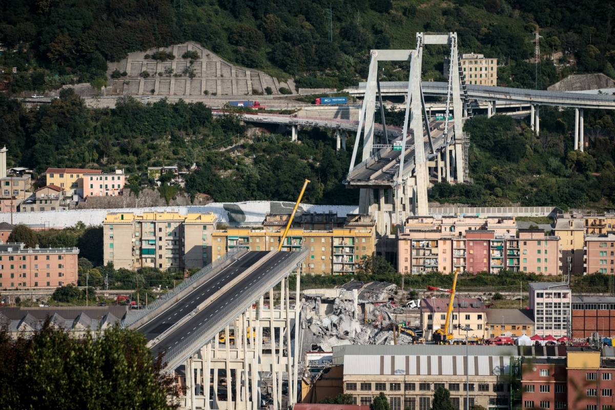 A Genova i morti salgono a 43: un'intera famiglia trovata sotto le macerie
