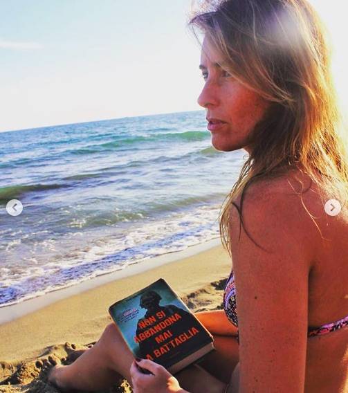 Maria Elena Boschi al mare: bikini perfetto prima del ritorno in Aula