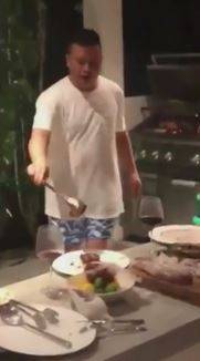 Yonghong Li posta un video mentre griglia al barbecue: il web lo deride
