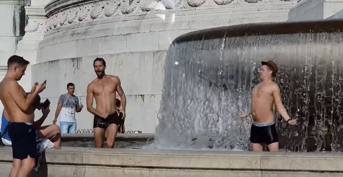 Roma, turisti fanno il bagno nudi nella fontana dell'Altare della Patria