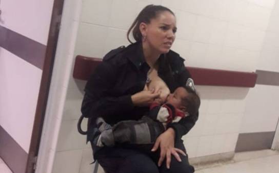 Agente allatta il figlio affamato di un'arrestata ed è promossa