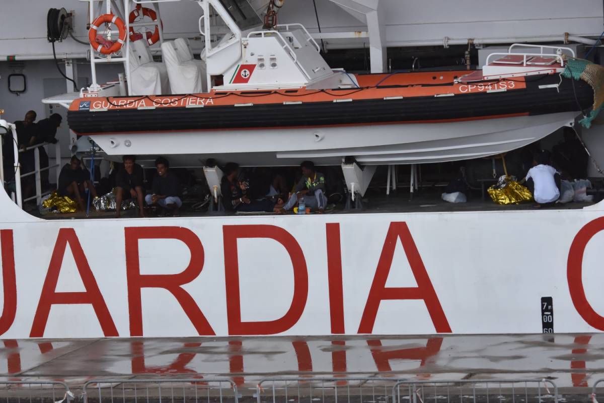 Sea Watch, il Pd vuole denunciare Salvini. Il ministro: "Io non mollo"
