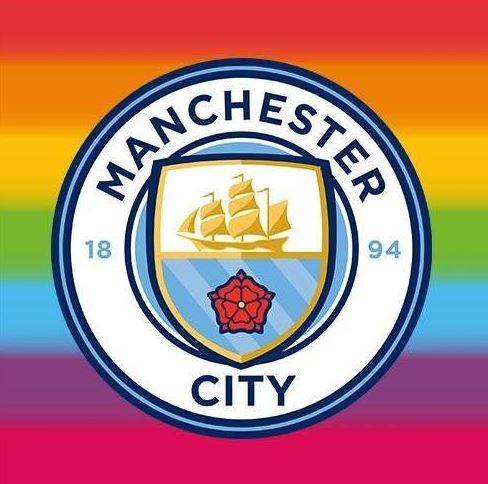 Il Manchester City mette lo sfondo arcobaleno su Facebook: i tifosi insorgono