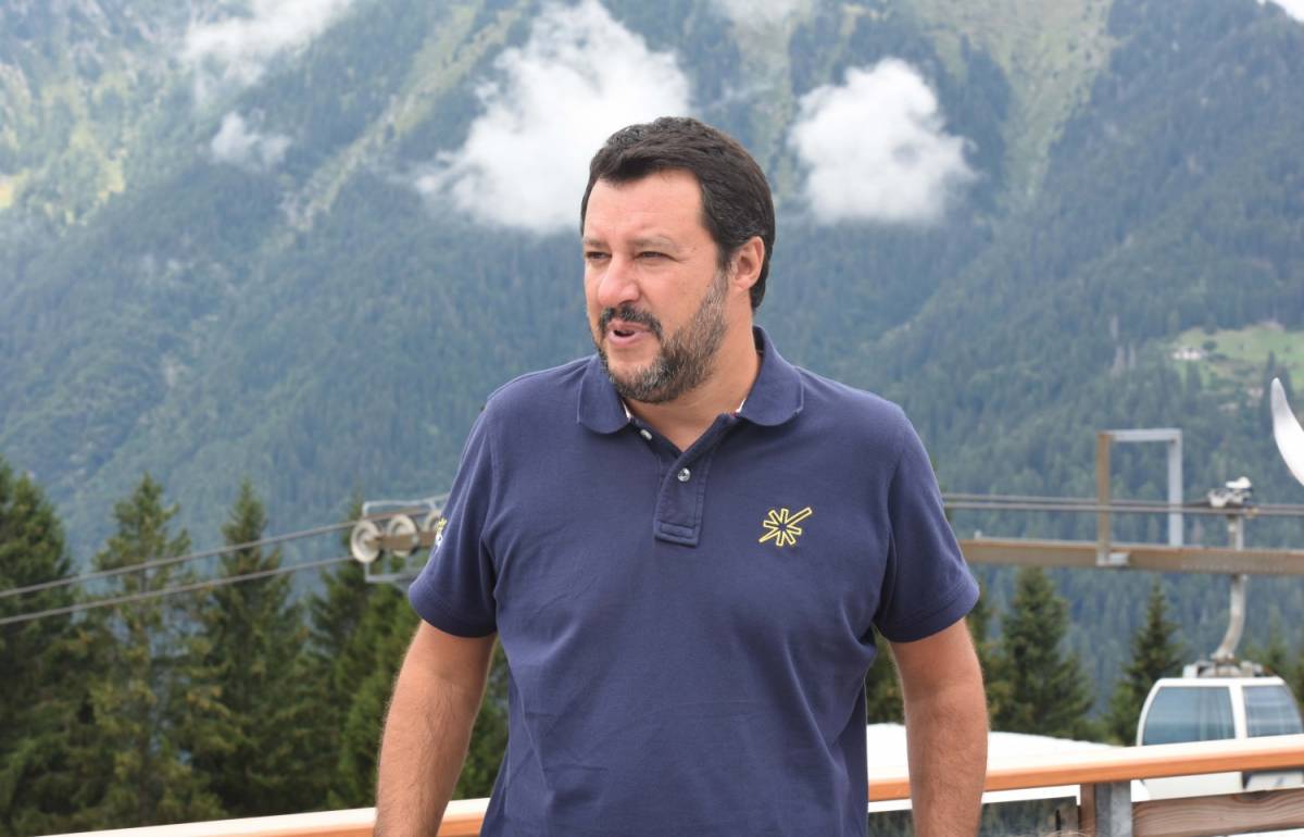 Salvini: "Macron taccia e apra confini"