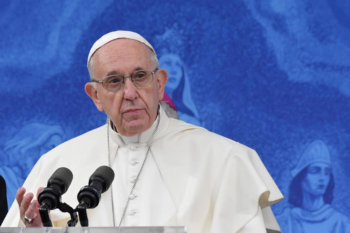 Bergoglio, palla alla stampa "Giudicate da voi il dossier"