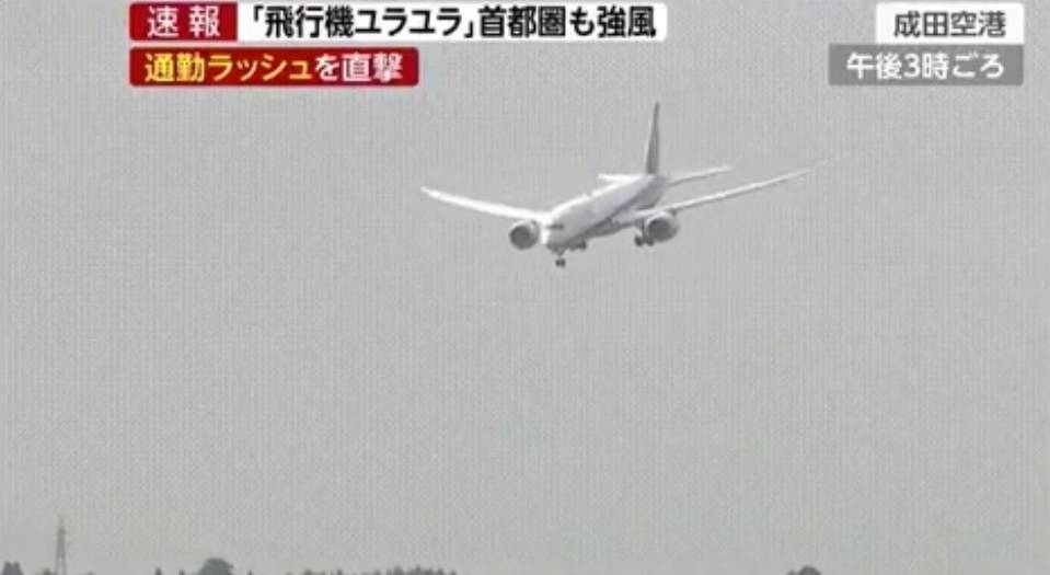 Giappone, aereo tenta l'atterraggio nel tifone: ecco le immagini choc