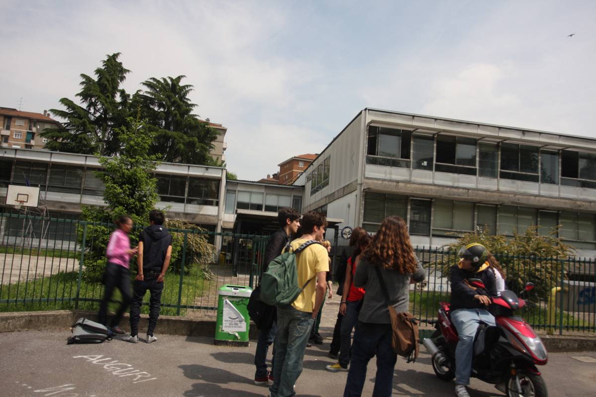 Abusivi a scuola: il Comune vuol continuare a pagare la luce