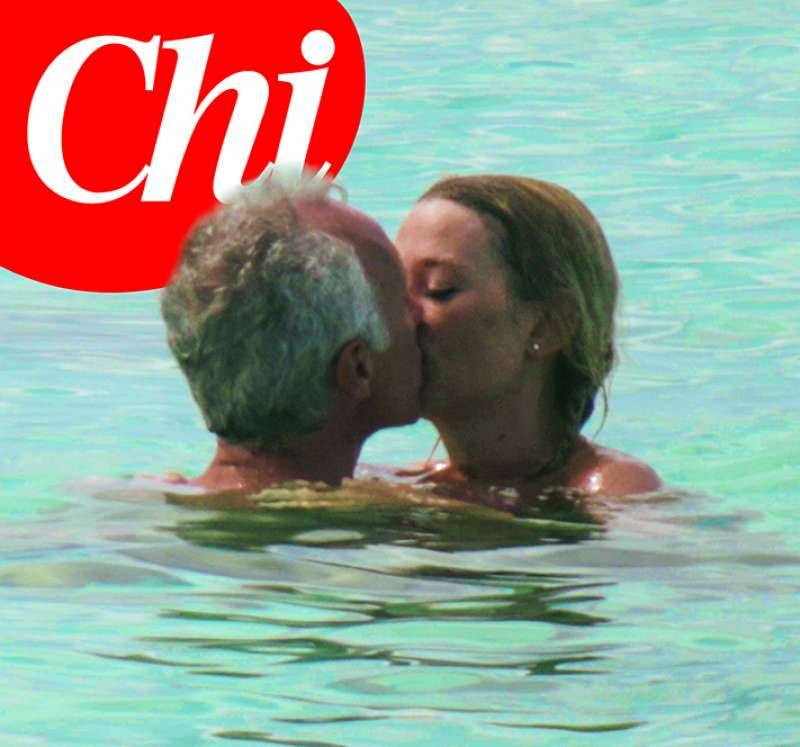 Travaglio "innamorato" a Formentera: il bacio in acqua con l’attrice Solari