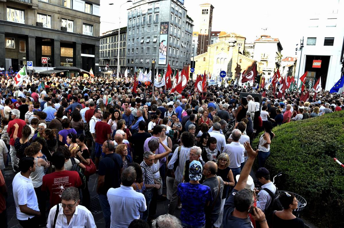Corteo contro Salvini e Orban: "Siamo 15mila". Ma la polizia smentisce i buonisti