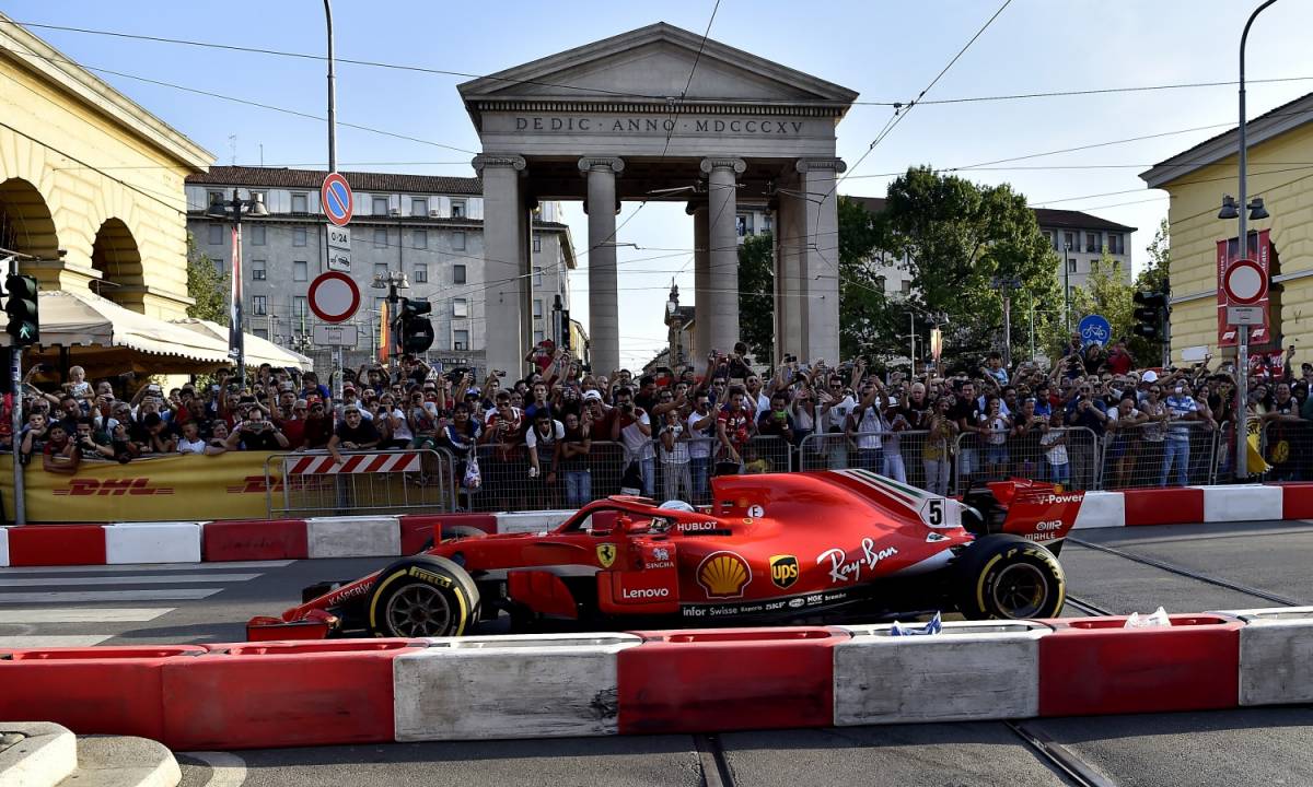 La Ferrari romba in Darsena e scalda i motori per Monza