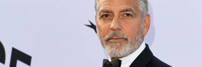 Festa di Clooney, scenografo trovato morto in bagno