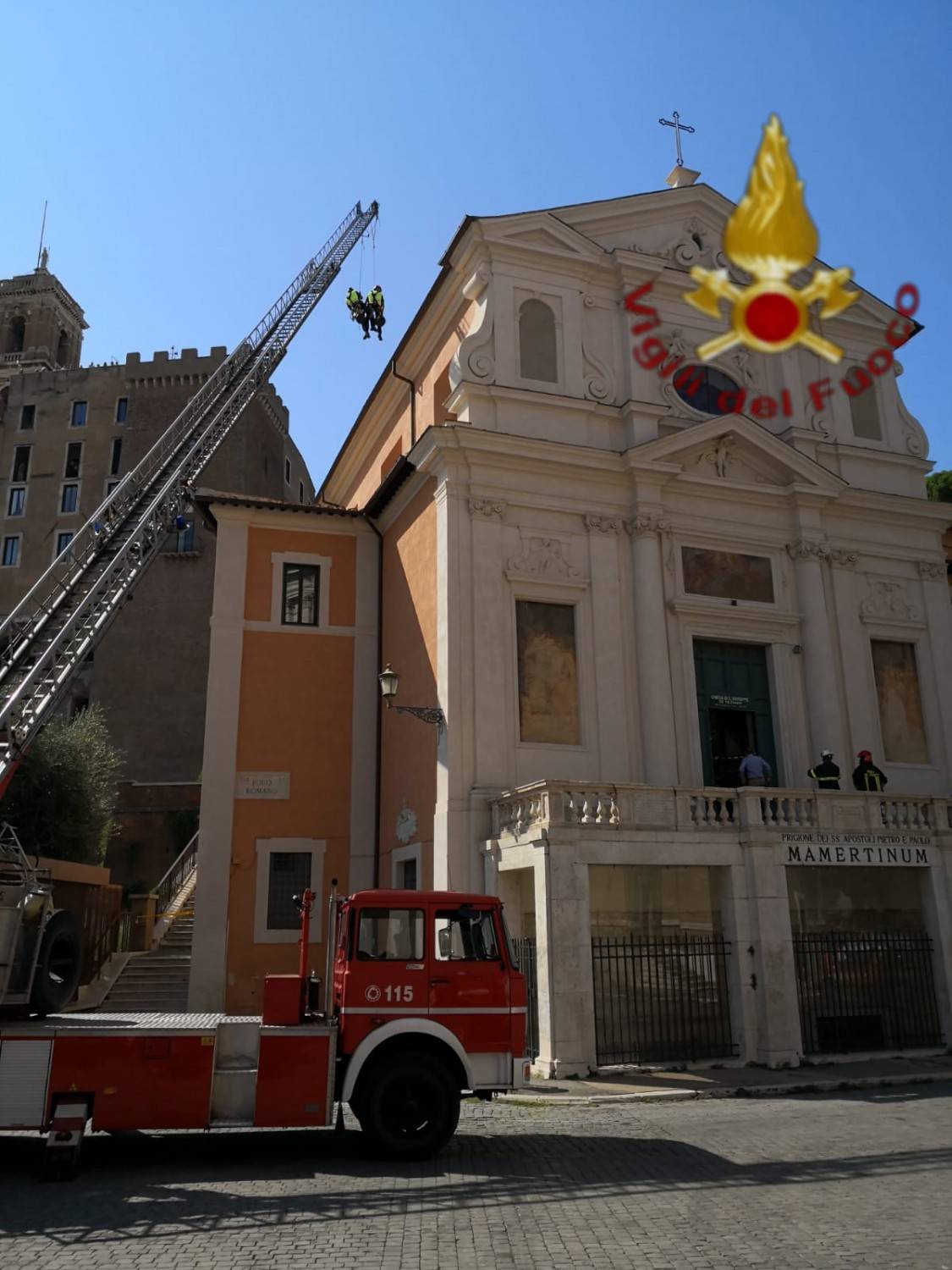 Roma, crolla il soffitto della chiesa: "Sabato in programma un matrimonio"