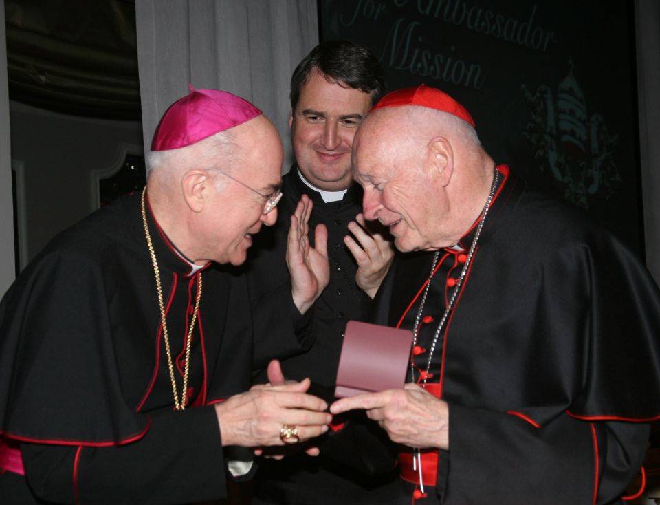 Viganò e il cardinale pedofilo: "L'uomo che tutti noi amiamo"