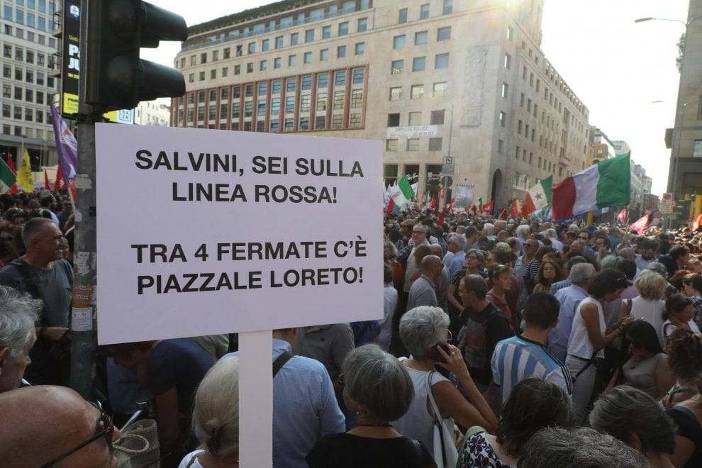Cartelli choc contro Salvini. La sinistra condanna (a metà)