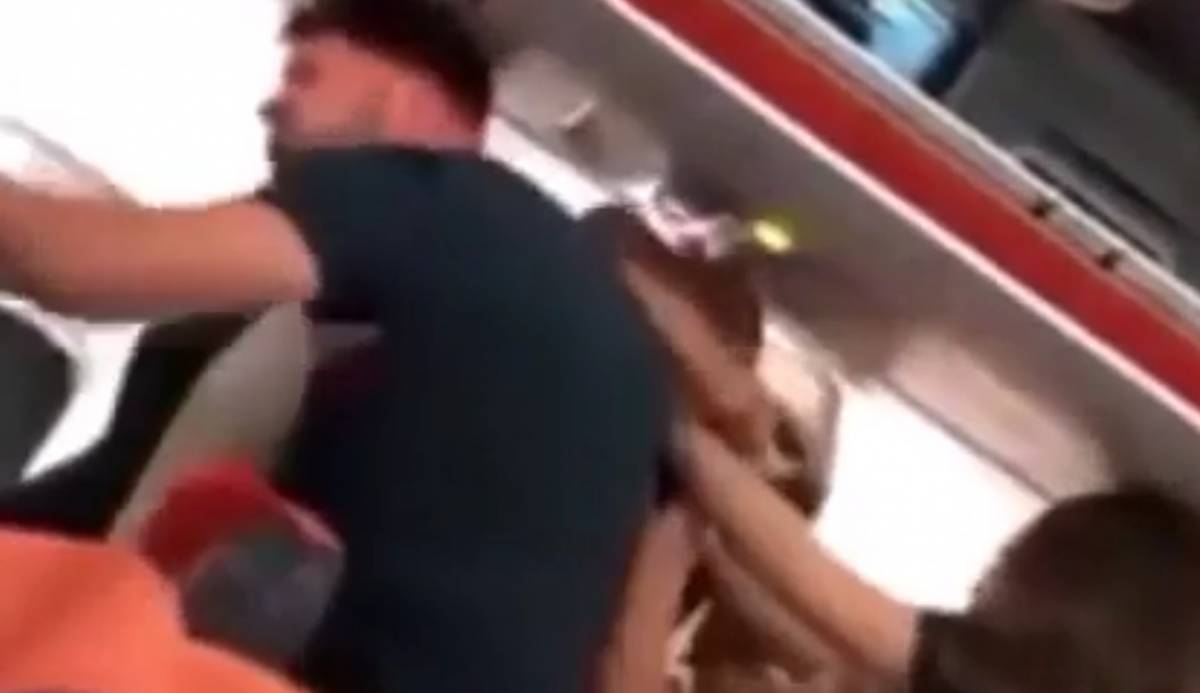 Una ragazza balla nuda in aereo e si scatena la rissa tra i passeggeri