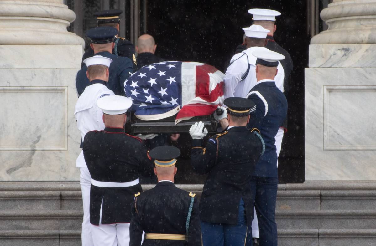 A Washington i funerali dell'ex senatore McCain: Trump grande assente