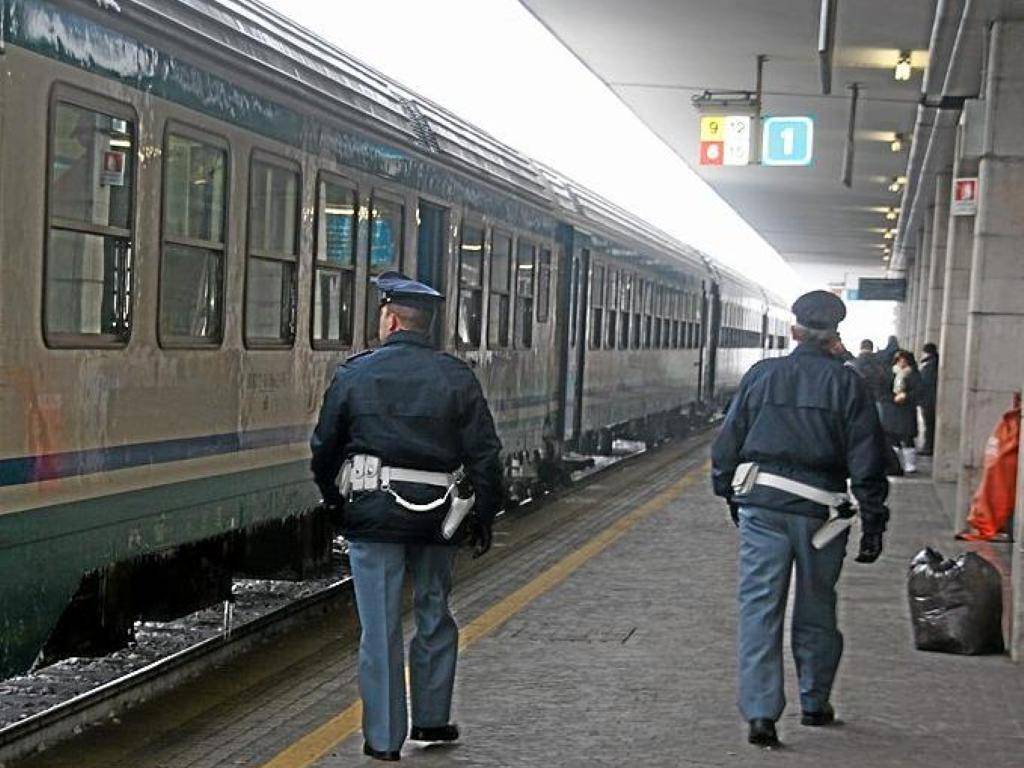 Firenze: pusher marocchino, ripreso perché fuma, pesta il capotreno