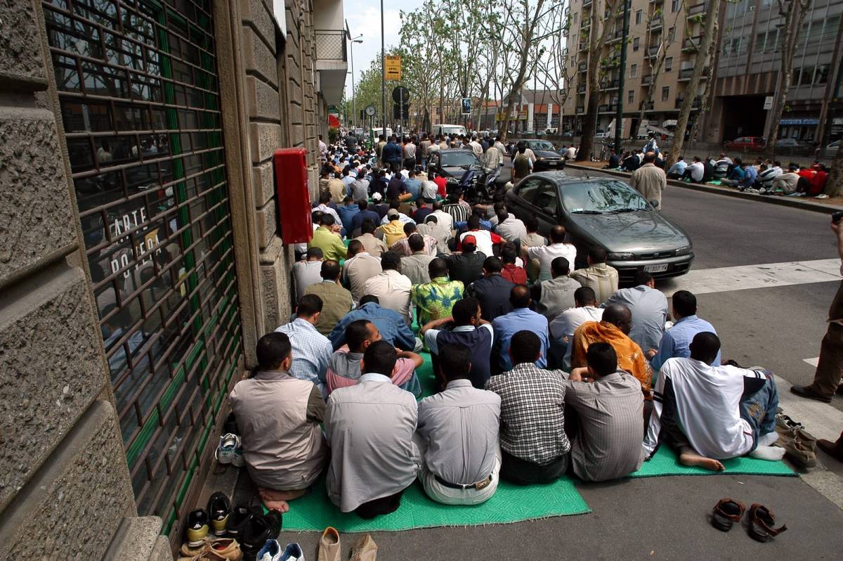 Protesta "stile Jenner",  la preghiera in strada per avere la moschea