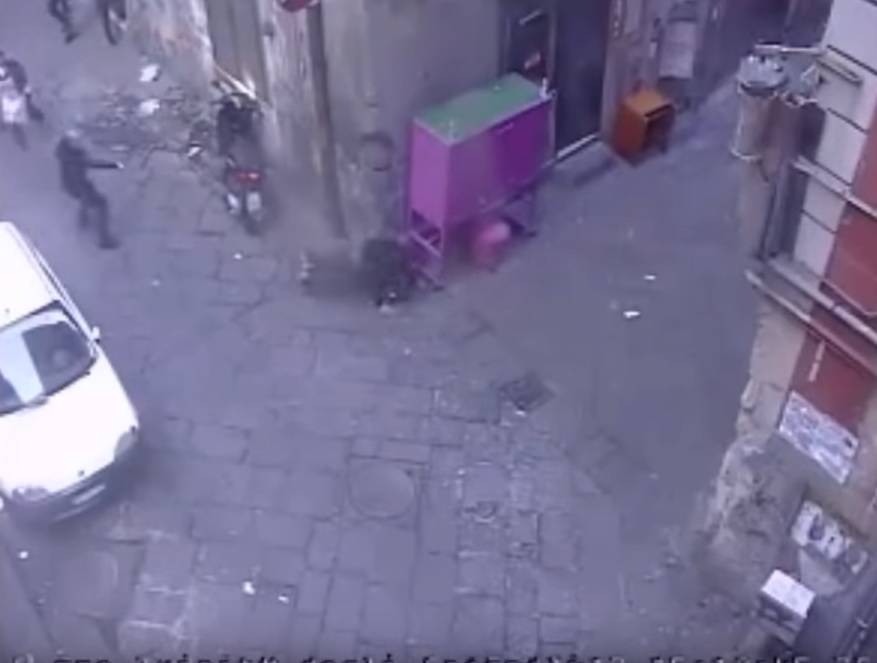 Napoli, omicidio plateale: il killer uccide in strada davanti a tutti
