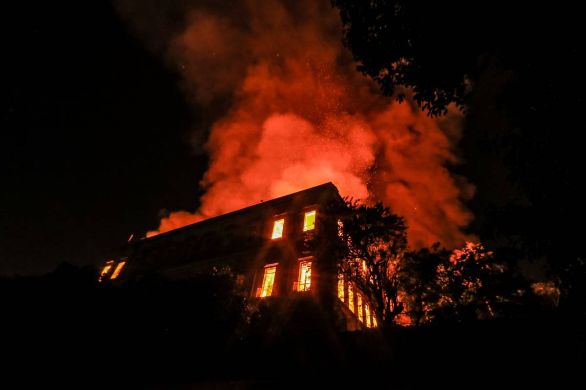 Rio de Janeiro, un incendio devasta il museo nazionale